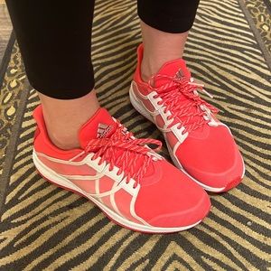 Woman’s Adidas Bounce running shoes sneaker bright pink size 7 1/2